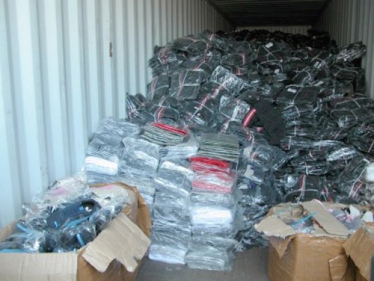 Haine de 70.000 de lei, confiscate în Portul Constanţa Sud Agigea